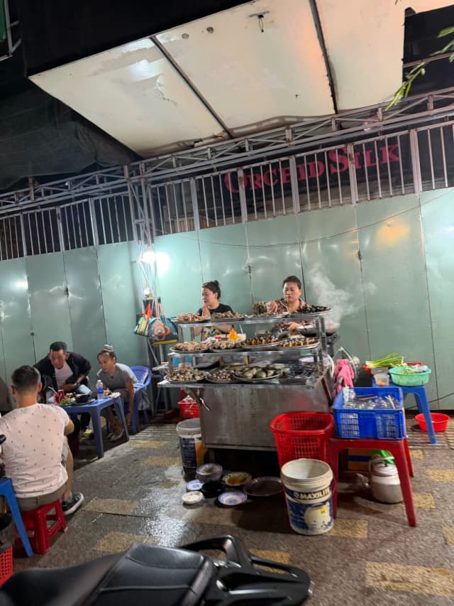 I stumbled upon this spot while shopping, saw it was a 'local's Michelin,' and tried it out of curiosity—the taste was truly special and delicious!