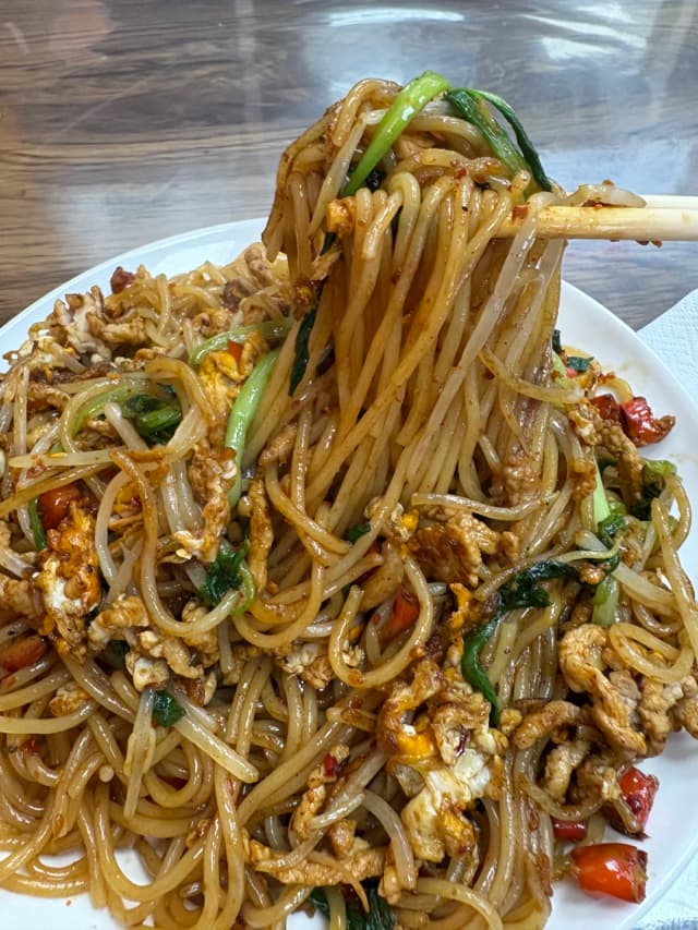 As a Nanchang native living in Shanghai for ten years, this is the most authentic Jiangxi stir-fried rice noodle I have ever had!