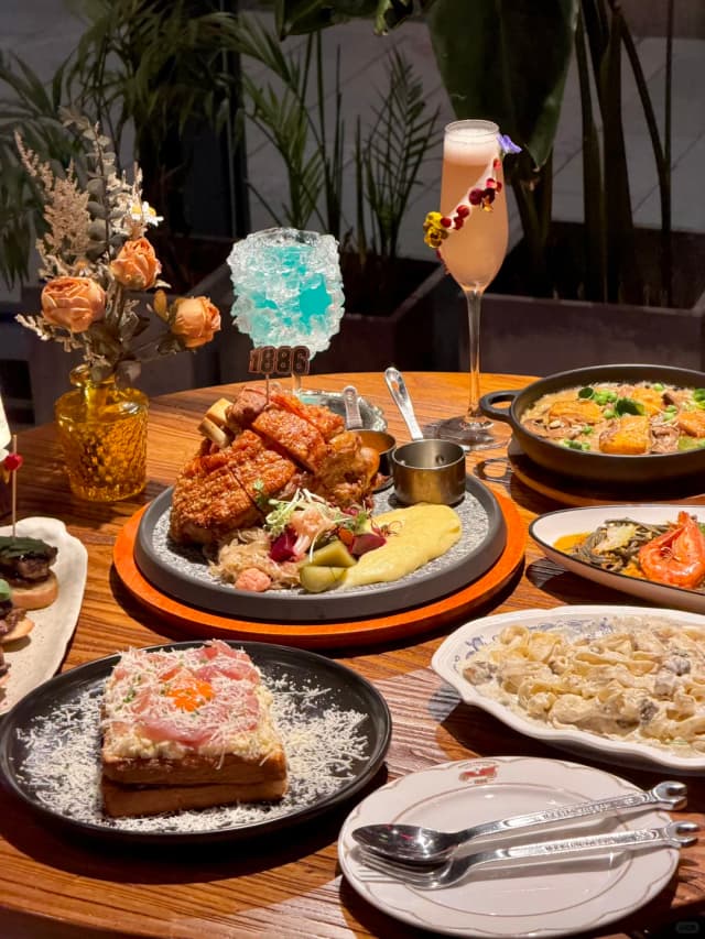 This car-themed restaurant on the Bund has a wonderful atmosphere, especially after dark, with a perfect view of the Oriental Pearl Tower.