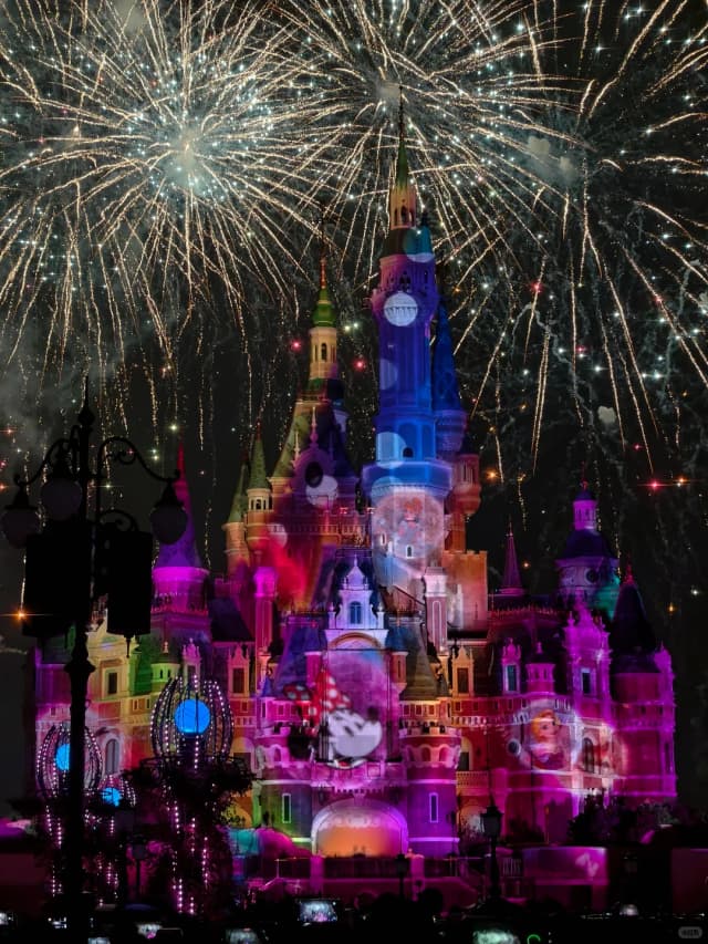 In November, Shanghai Disney has fewer crowds than the peak season, but not a single drop of magic is lost, making it the perfect time to visit!