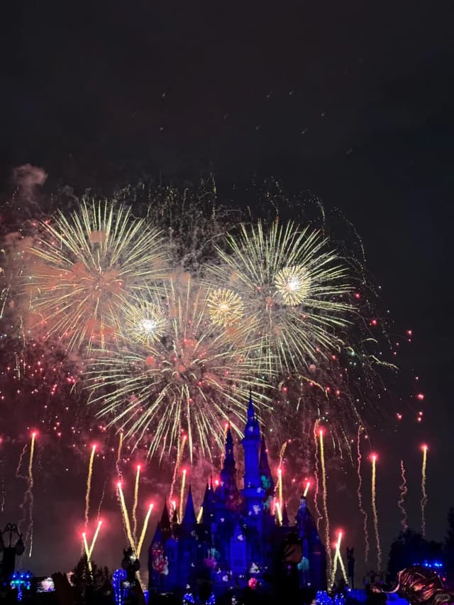 December at Shanghai Disneyland is truly magical, filled with the romance of falling snow and a festive Christmas atmosphere.
