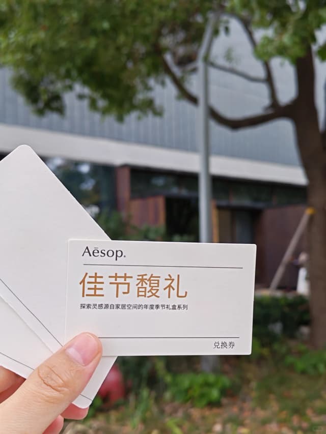 At the book exchange event, you can bring a book to the venue and receive a 'blind box' book and a metal bookmark in return.