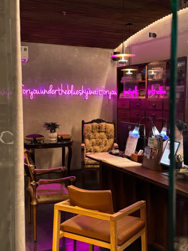 In the evening, you can order a specialty cocktail and enjoy a drink in a space filled with art, taking the vacation ritual to the max.