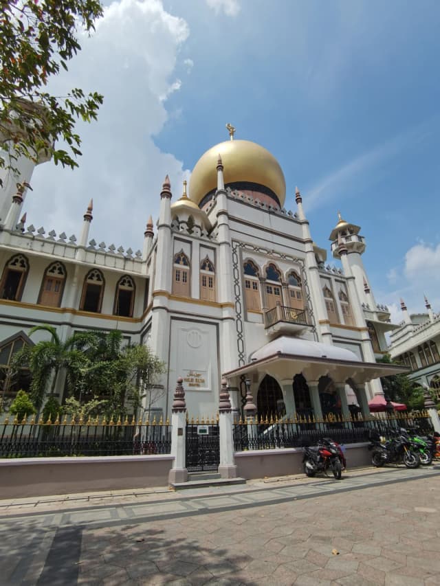 Being just a few minutes' walk from the Sultan Mosque and Haji Lane, it's the perfect starting point for a city walk.