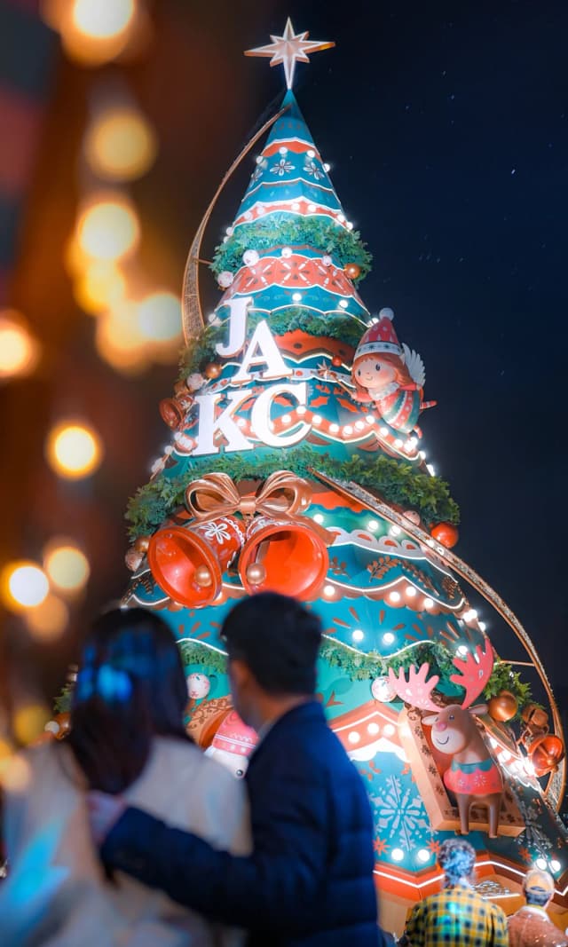 The Christmas tree at Jing'an Kerry Centre doesn't just light up, it rotates! Watching the little choir angels on it is a dreamy and healing experience.