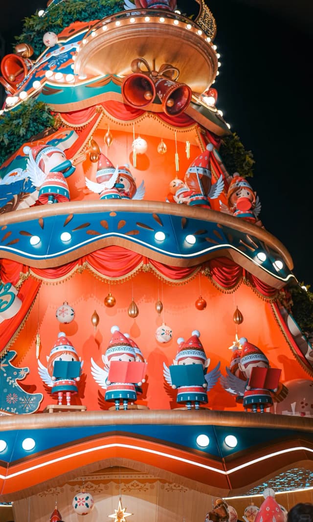 The spinning choir angels on the tree are absolutely dreamy and healing.