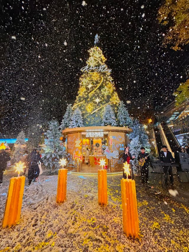 Live from Shanghai! The scheduled Christmas snowfall is so romantic!