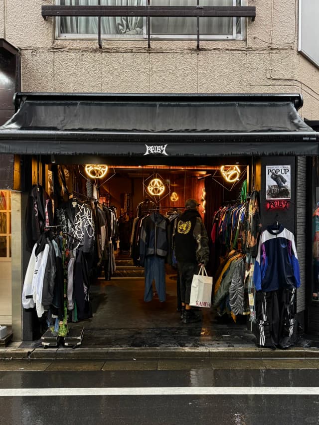 With bigger stores than its rival Koenji, I personally feel Shimokitazawa is a much better neighborhood for vintage shopping.