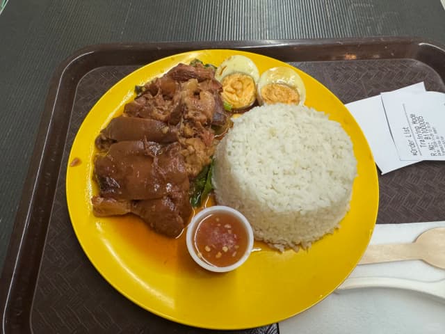 The pig's trotters in Dish 6 are stewed very soft, with so much broth it can mix with the whole plate of rice.