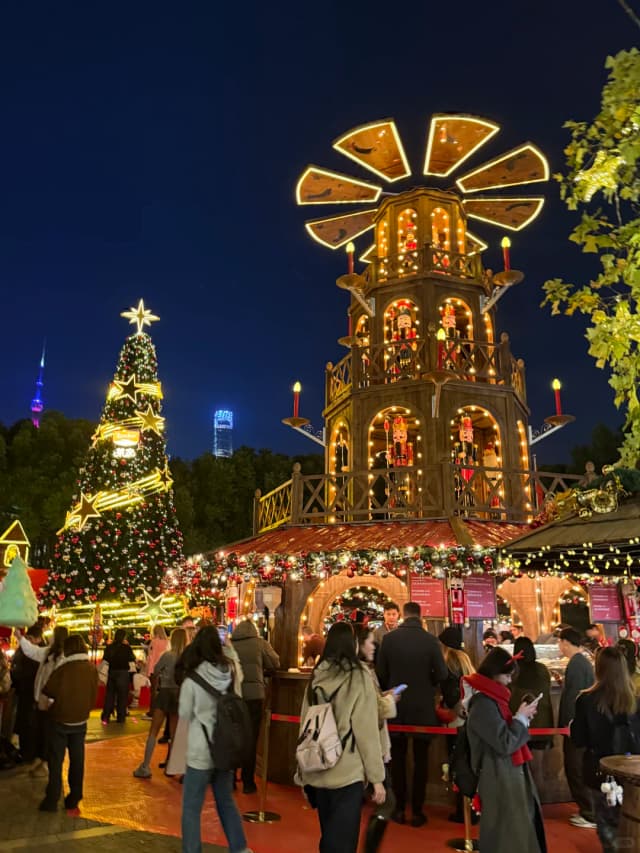 The ice glitters under the lights, and when you look up, you see the beautiful Bund scenery—don't miss it!