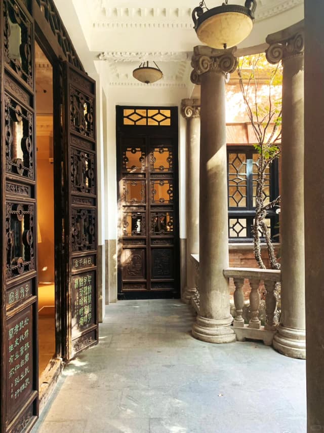 Seeing the exhibition is secondary; the most important thing is to experience the deep historical and cultural heritage within this old Shanghai mansion.