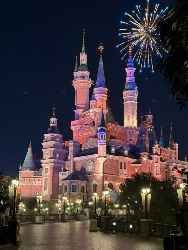 Come to the park to dance, trick-or-treat, and watch the exclusive Villain's Phantom Show during the upgraded Halloween celebration!