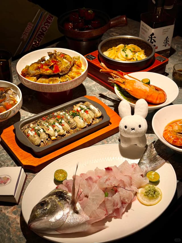 The crabs are large and packed with thick roe—so incredibly fresh and delicious!