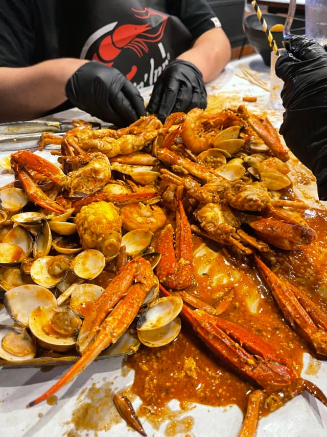 Kickin’ Inn's Mixed Bag with Shabang sauce is a must-try hand-pulled seafood delight in Sydney!